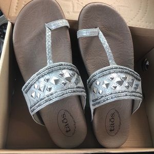 Taos Footwear silver sandals “Genie” 9